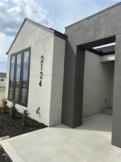 2124 Sw Wheatfield Drive, Lee's Summit, MO, 64082 | Card Image