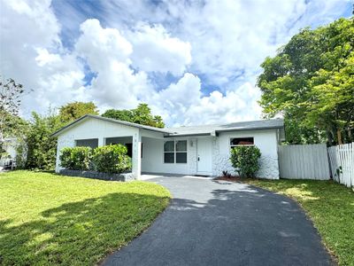 7819 Sw 9th St, House other with 3 bedrooms, 2 bathrooms and null parking in North Lauderdale FL | Image 2