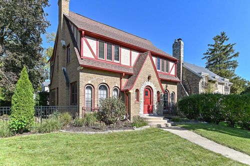 7926 Hillcrest Drive, Wauwatosa, WI, 53213 | Card Image