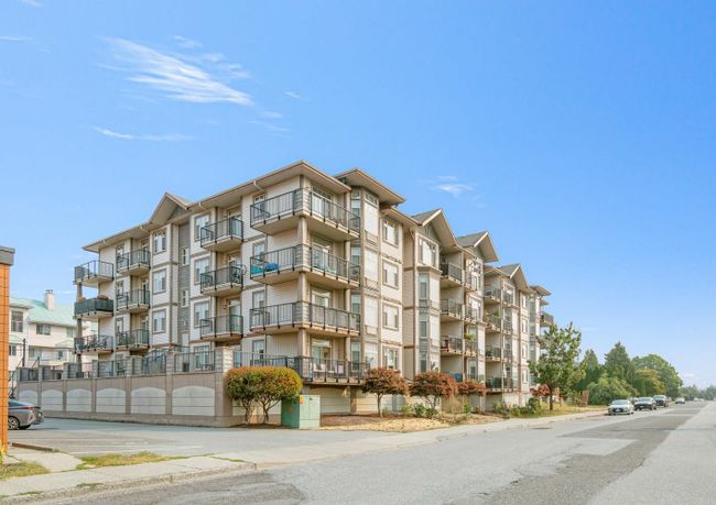 202 - 46021 Second Avenue, Condo with 3 bedrooms, 2 bathrooms and null parking in Chilliwack BC | Image 3