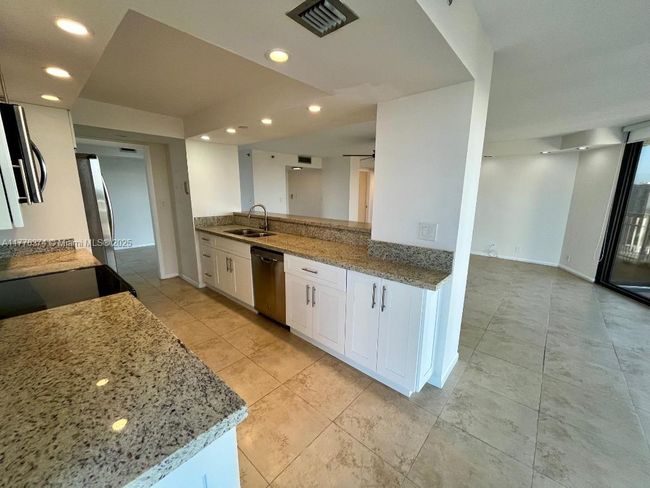 APT-2001 - 4000 Towerside Ter, Condo with 2 bedrooms, 2 bathrooms and null parking in Miami FL | Image 16