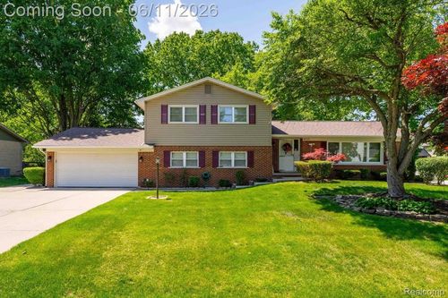 36521 Gloucester Dr, Clinton Twp, MI, 48035-1142 | Card Image