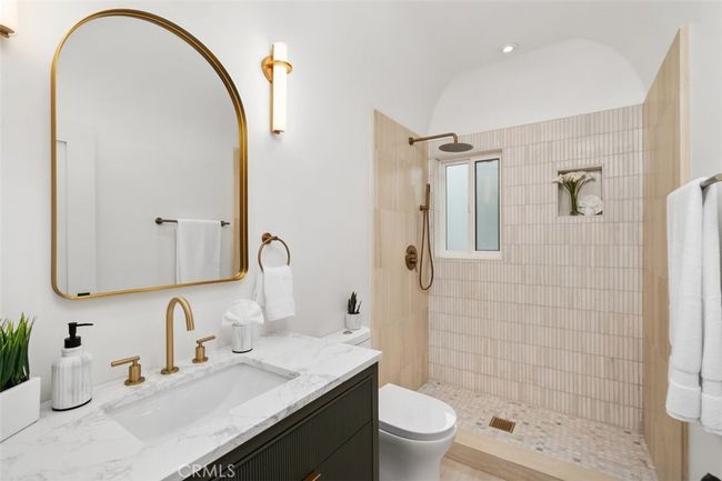 TOP UNIT RESTROOM #3 | Image 39