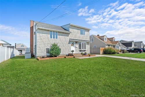 15 Hayes Rd, Amityville, NY, 11701-4027 | Card Image