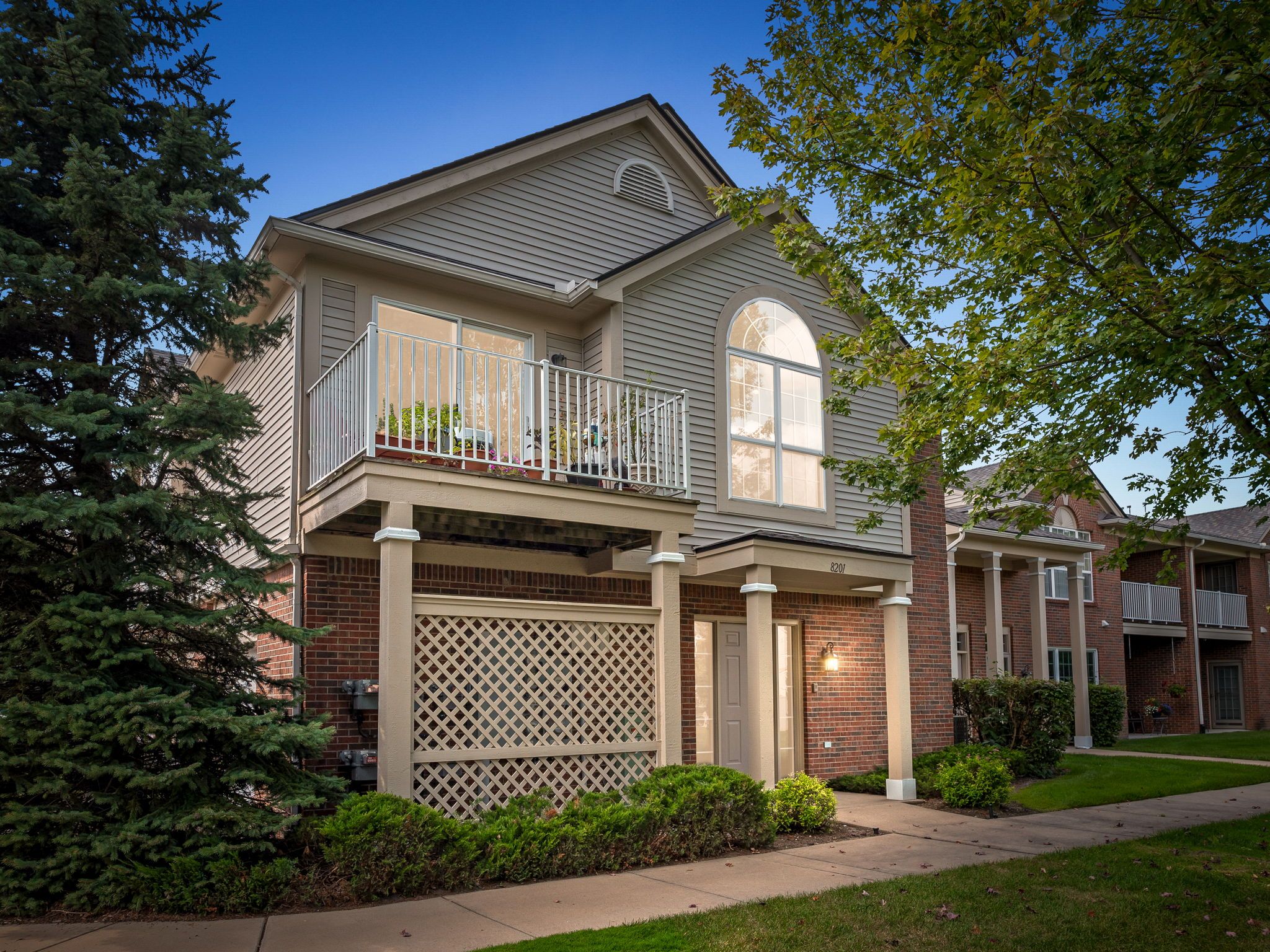 Chesapeake Cir, Walled Lake, MI 48390