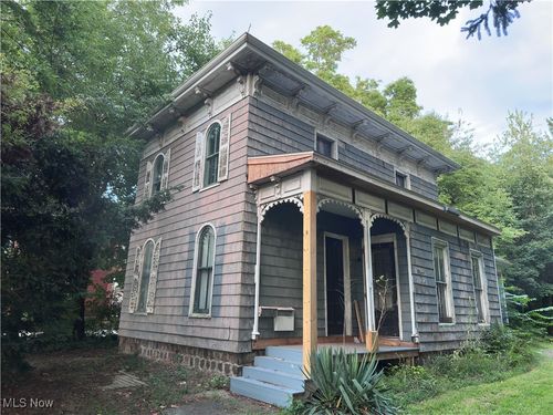 484 E Main St, Geneva, OH, 44041-1355 | Card Image