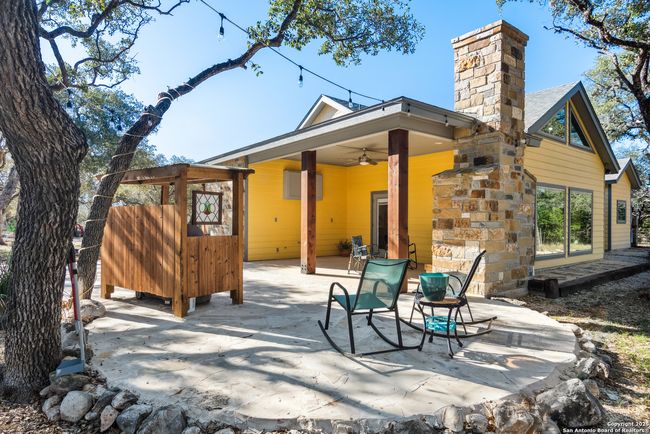 381 Camino Primero, House other with 3 bedrooms, 2 bathrooms and null parking in Leakey TX | Image 39
