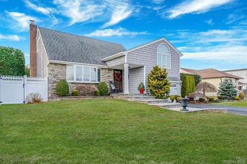 3 Walnut Pl, Oyster Bay, NY, 11771-1411 | Card Image