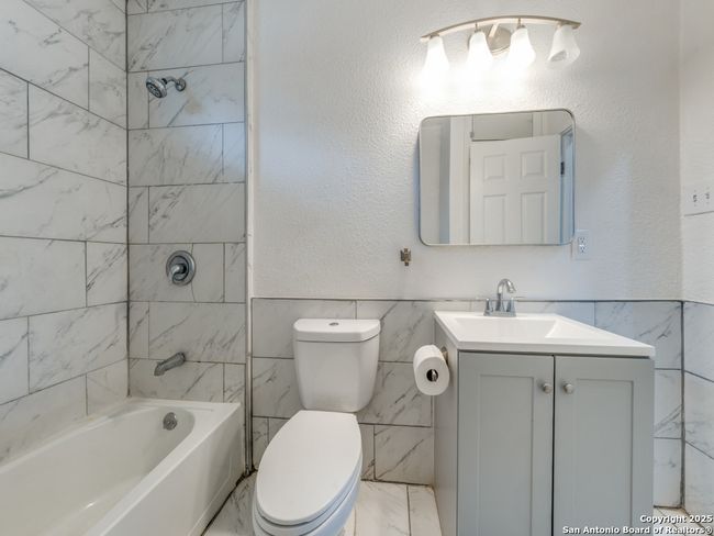 105 Galbreath Ave, House other with 3 bedrooms, 1 bathrooms and null parking in Devine TX | Image 10