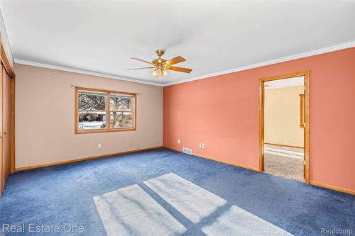 28615 Bloomfield Dr, Lathrup Village, MI, 48076-2524 | Card Image