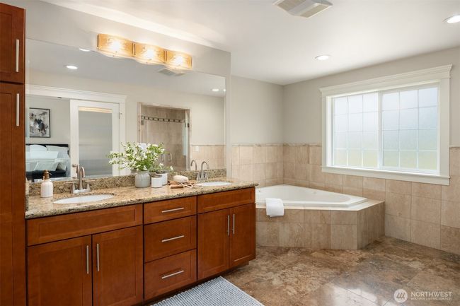 2nd floor primary suite 5-piece bath | Image 26
