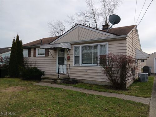 2471 Chaney Cir, Youngstown, OH, 44509-2217 | Card Image
