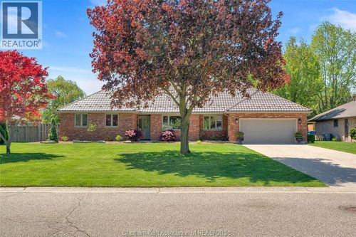 27 Cramar Cres, House with 3 bedrooms, 3 bathrooms and null parking in Chatham ON | Card Image