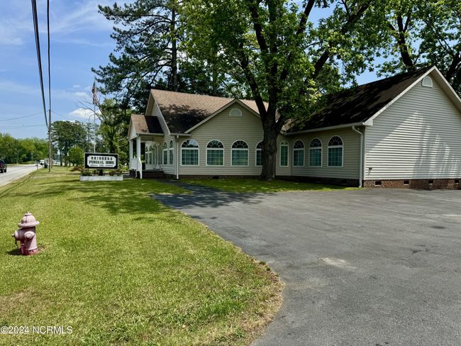 Side / Parking Lot | Image 9