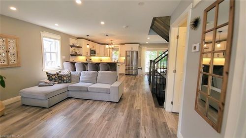 324 E 43rd St, Hamilton, ON, L8T3C7 | Card Image