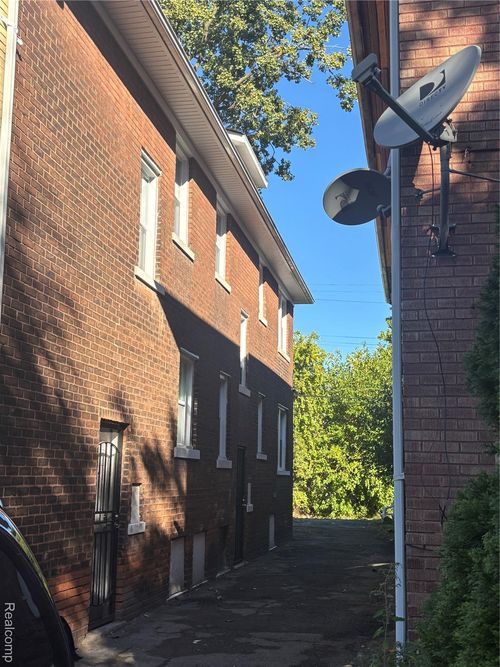 3008 Cortland St, Detroit, MI, 48206-3400 | Card Image