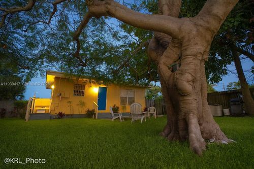 811 Ne 14th Ct, Fort Lauderdale, FL, 33304-1215 | Card Image