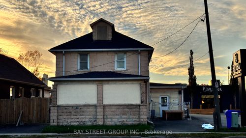 c2-5731 Stanley Avenue, Niagara Falls, ON, L2G3X6 | Card Image