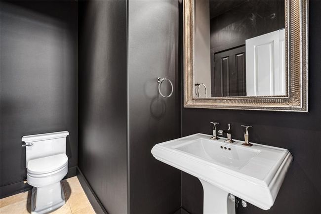 Dramatic powder bath for guests. | Image 15