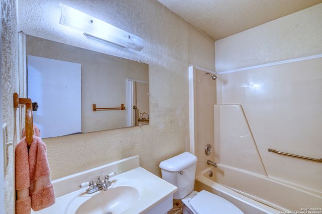 1390 Windmill Rd, House other with 2 bedrooms, 2 bathrooms and null parking in Uvalde TX | Image 15