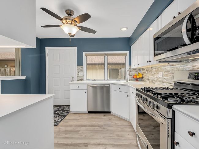 7 Kane Ct, Townhouse with 2 bedrooms, 4 bathrooms and 2 parking in Willowbrook IL | Image 9