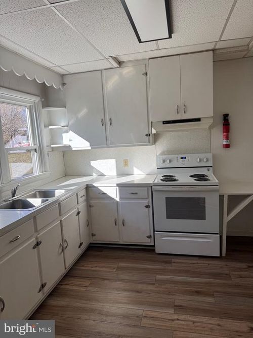 252 W State St, QUARRYVILLE, PA, 17566-1117 | Card Image