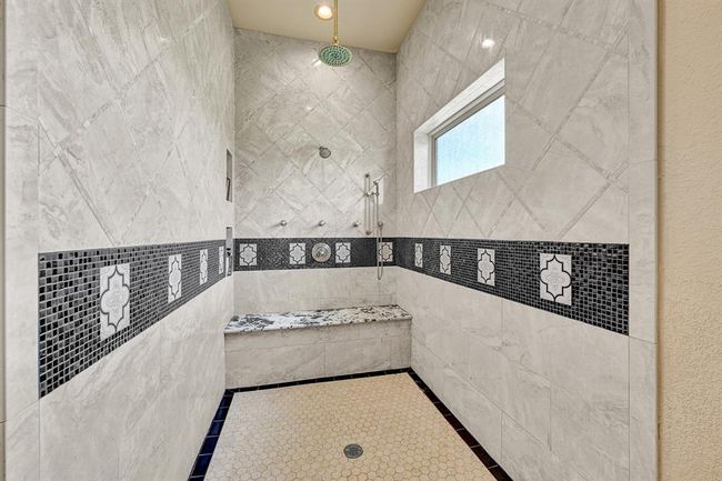 Walk-In Shower with 3 shower heads | Image 26