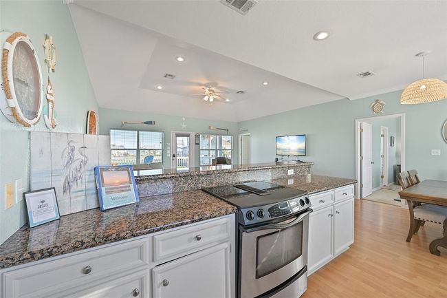 3233 Castle Dr, House other with 3 bedrooms, 2 bathrooms and 1 parking in Crystal Beach TX | Image 11