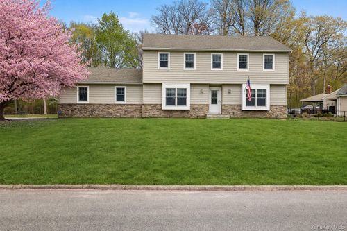 7 Midfield Street, Brookhaven, NY, 11790 | Card Image