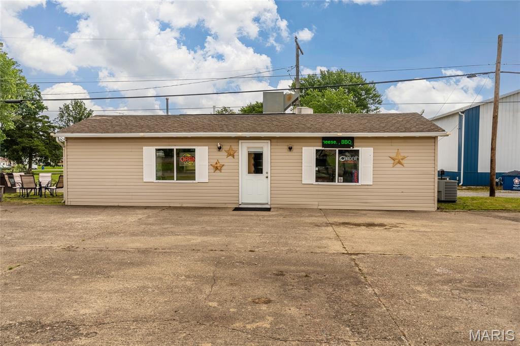 108 N 4Th St, Elkville, IL 62932
