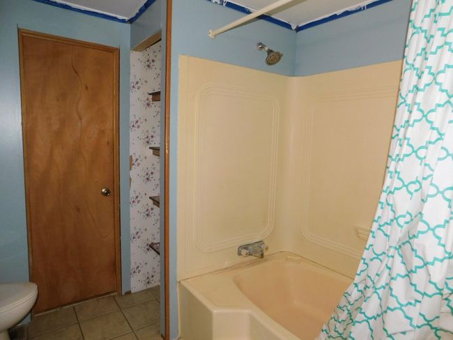 pass thru bathroom, ceiling freshly painted. | Image 15