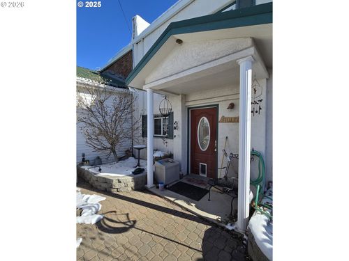 206 1/2 S Main St, Union, OR, 97883-8904 | Card Image