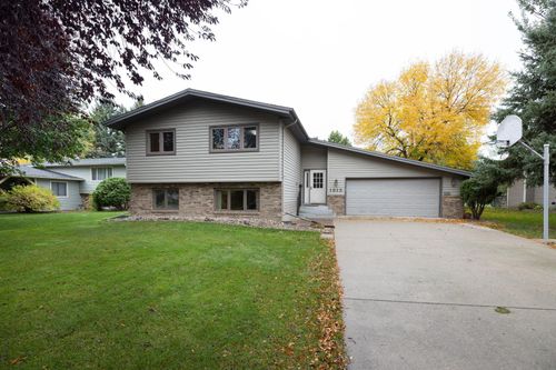 1913 26 1/2 Ave S, Fargo, ND, 58103-6607 | Card Image