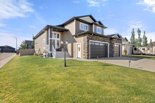 2 Ulry Close, Home with 5 bedrooms, 3 bathrooms and 6 parking in Olds AB | Card Image