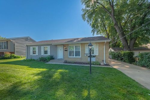 65 Laurel Trl, Wheeling, IL, 60090-4415 | Card Image