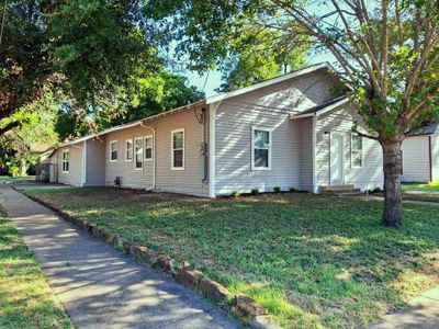 220 W Wardville Street, House other with 4 bedrooms, 2 bathrooms and null parking in Cleburne TX | Image 3