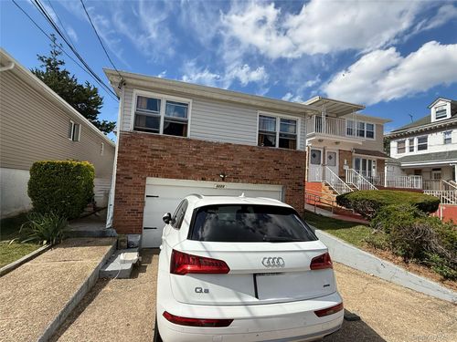 32 Plunkett Ave, Far Rockaway, NY, 11691 | Card Image