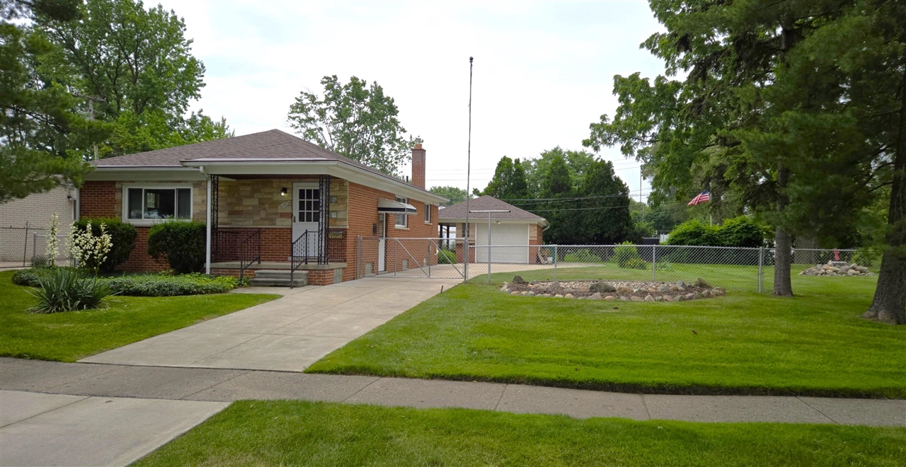 Maplewood St, Garden City, MI 48135