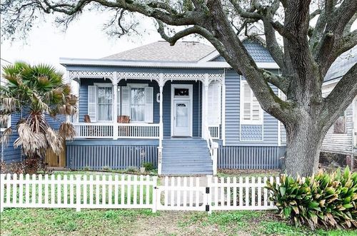 2009 Avenue O, Galveston, TX, 77550-8021 | Card Image