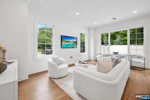 11 Gabriel Ct, Paramus, NJ, 07652-1868 | Card Image