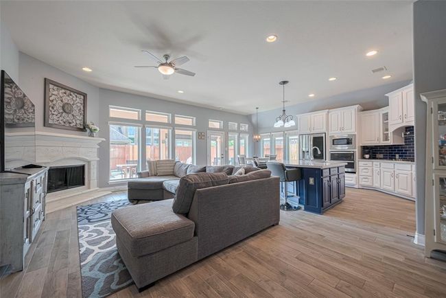 Open concept floor plan has the living, kitchen and breakfast area flowing seamlessly into one another. | Image 12