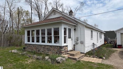 618 Prairie St, Clare, MI, 48617-9402 | Card Image