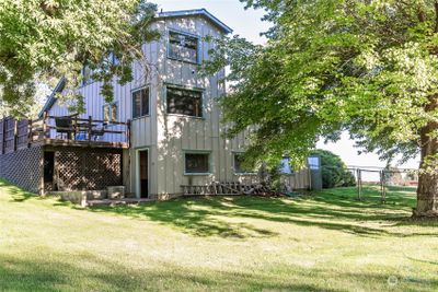 Large ladder stays with the home. | Image 2