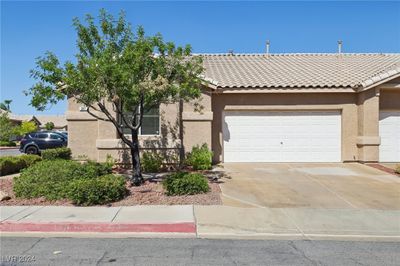 207 Roxborough Street, Townhouse with 3 bedrooms, 2 bathrooms and null parking in Henderson NV | Image 1