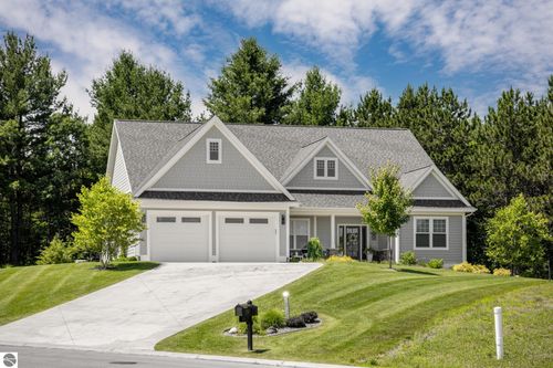 176 Vineyard Ridge Dr, Traverse City, MI, 49686-1892 | Card Image