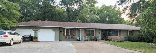 114 E Howard St, Girard, KS, 66743-1010 | Card Image