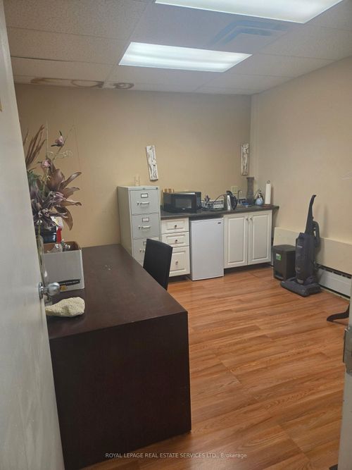 205-10211 Yonge St, Richmond Hill, ON, L4C3B3 | Card Image