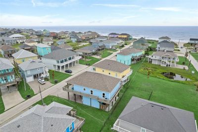 983 1/2 S Redfish Street, House other with 3 bedrooms, 2 bathrooms and null parking in Crystal Beach TX | Image 2