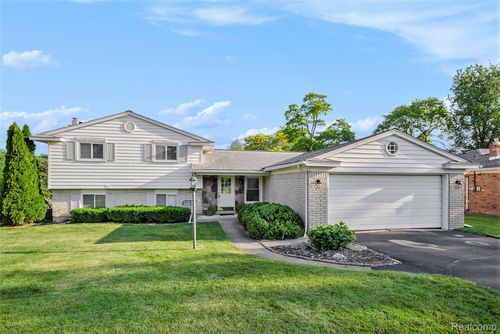 3255 Schoolhouse Dr, Waterford, MI, 48329-4332 | Card Image