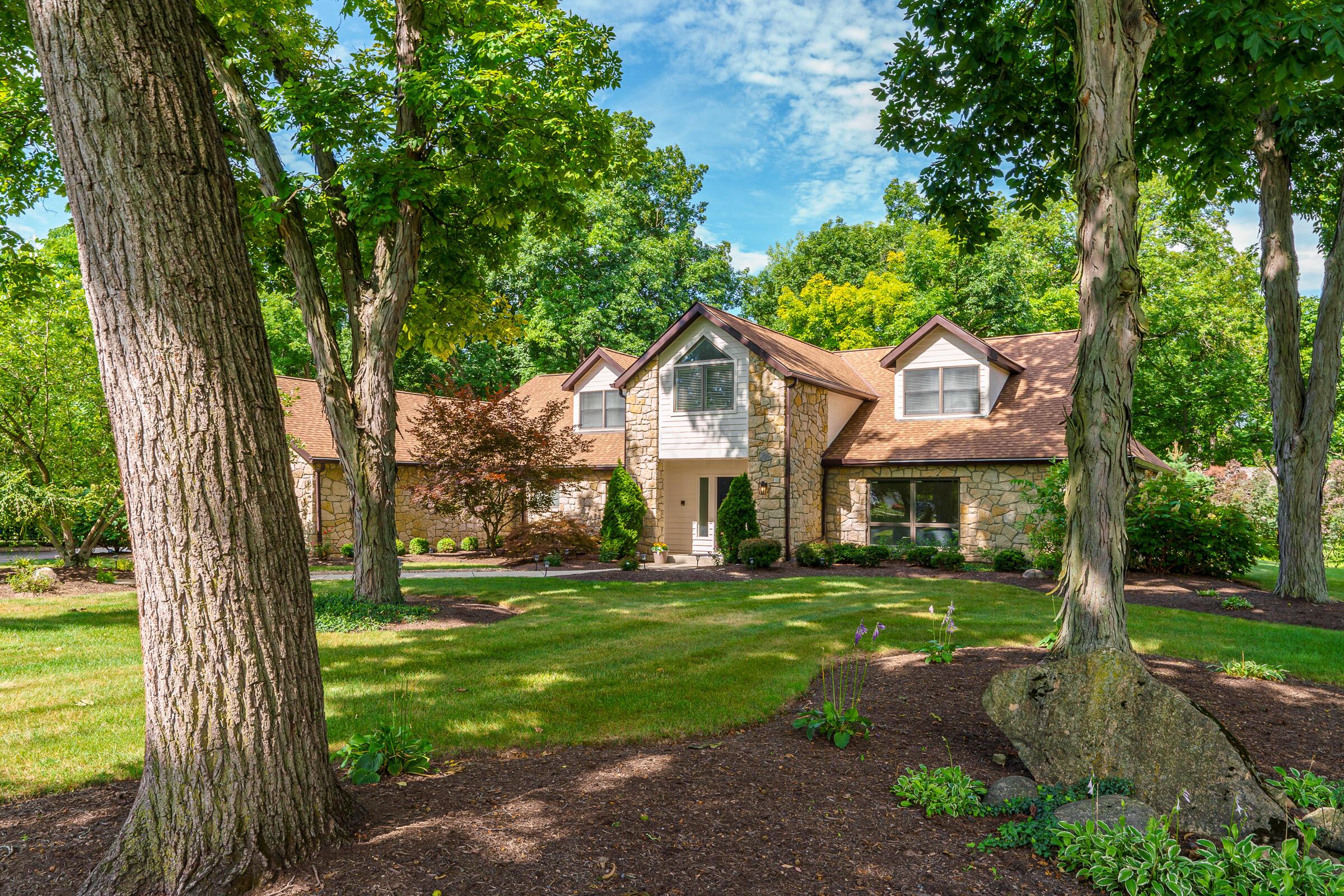 Surrey Hill Pl, Columbus, OH 43220